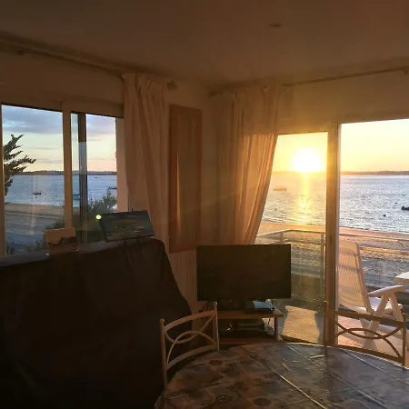 Perreire Premiere Ligne Les Pieds Dans L Eau Vue Magnifique Sur Le Bassin Apartman Arcachon