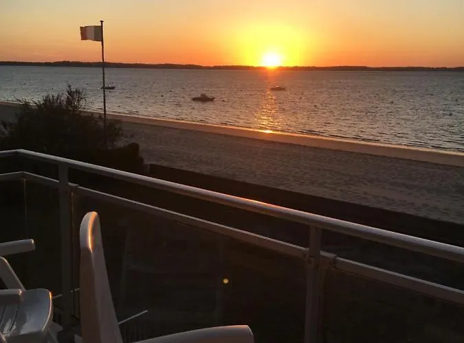 Perreire Premiere Ligne Les Pieds Dans L Eau Vue Magnifique Sur Le Bassin Apartment Arcachon