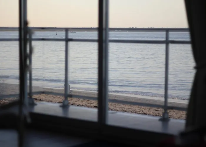 Perreire Premiere Ligne Les Pieds Dans L Eau Vue Magnifique Sur Le Bassin Apartment Arcachon