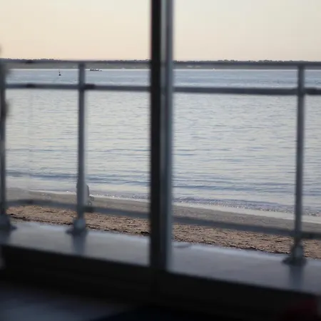 Perreire Premiere Ligne Les Pieds Dans L Eau Vue Magnifique Sur Le Bassin Apartment Arcachon